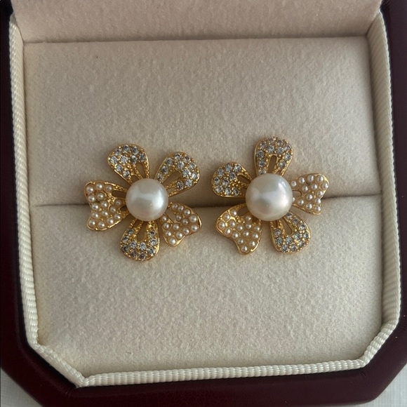 Handmade Jewelry - Elegant Gold and Pearl Flower Earrings